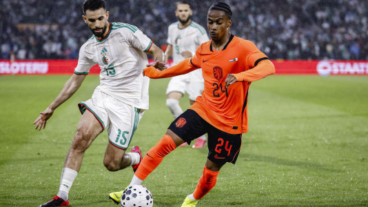 Rotterdam (Netherlands), 03/06/2026.- Rayan Ait-Nouri of Algeria (L) in action against Crysencio Summerville of the Netherlands during the friendly international soccer match between the Netherlands and Algeria in Rotterdam, the Netherlands, 03 June 2026. (Futbol, Amistoso, Países Bajos; Holanda) EFE/EPA/BAS CZERWINSKI