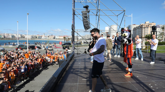 La marea naranja se dio cita en la explanada del Palacio de los Deportes de Riazor para festejar junto al equipo