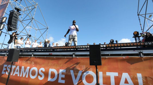 La marea naranja se dio cita en la explanada del Palacio de los Deportes de Riazor para festejar junto al equipo
