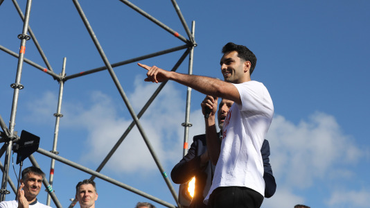 La marea naranja se dio cita en la explanada del Palacio de los Deportes de Riazor para festejar junto al equipo