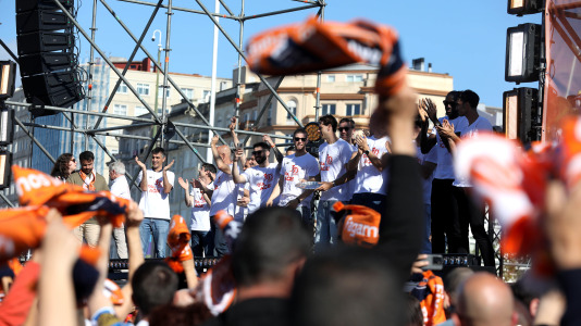La marea naranja se dio cita en la explanada del Palacio de los Deportes de Riazor para festejar junto al equipo