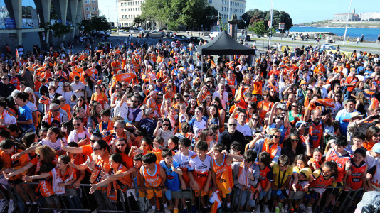 La marea naranja se dio cita en la explanada del Palacio de los Deportes de Riazor para festejar junto al equipo