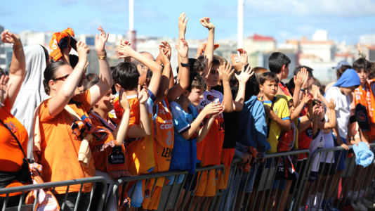 La marea naranja se dio cita en la explanada del Palacio de los Deportes de Riazor para festejar junto al equipo