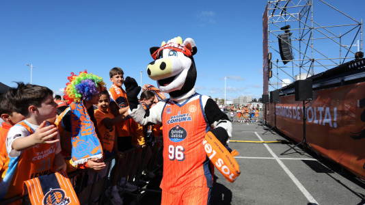 La marea naranja se dio cita en la explanada del Palacio de los Deportes de Riazor para festejar junto al equipo