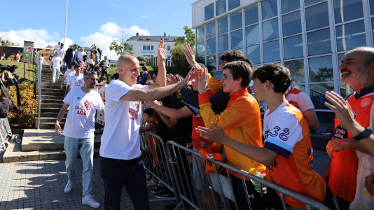 La marea naranja se dio cita en la explanada del Palacio de los Deportes de Riazor para festejar junto al equipo