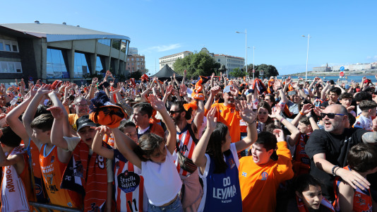 La marea naranja se dio cita en la explanada del Palacio de los Deportes de Riazor para festejar junto al equipo