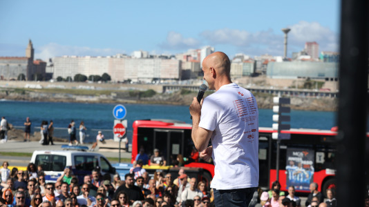 La marea naranja se dio cita en la explanada del Palacio de los Deportes de Riazor para festejar junto al equipo