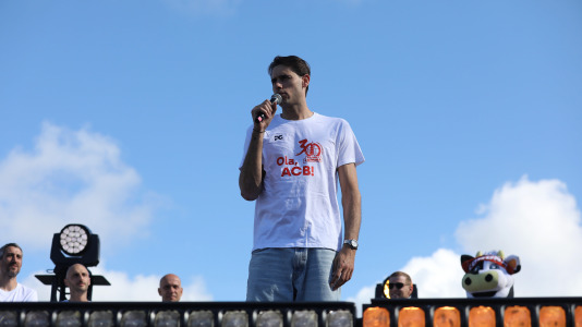 La marea naranja se dio cita en la explanada del Palacio de los Deportes de Riazor para festejar junto al equipo