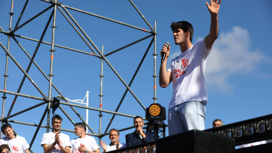 La marea naranja se dio cita en la explanada del Palacio de los Deportes de Riazor para festejar junto al equipo