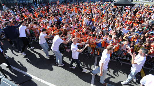 La marea naranja se dio cita en la explanada del Palacio de los Deportes de Riazor para festejar junto al equipo