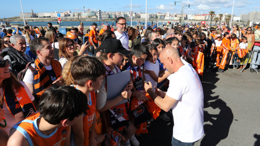 La marea naranja se dio cita en la explanada del Palacio de los Deportes de Riazor para festejar junto al equipo