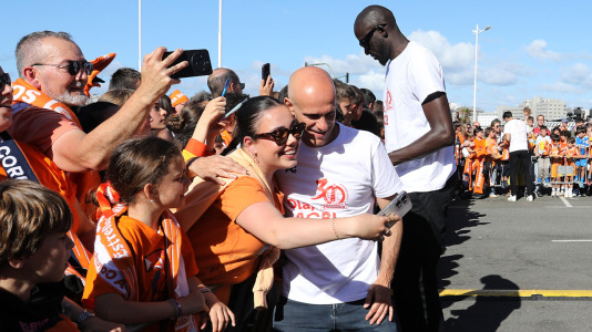 La marea naranja se dio cita en la explanada del Palacio de los Deportes de Riazor para festejar junto al equipo