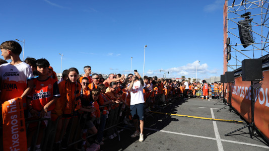 La marea naranja se dio cita en la explanada del Palacio de los Deportes de Riazor para festejar junto al equipo