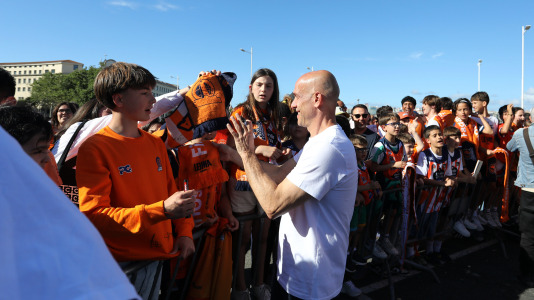 La marea naranja se dio cita en la explanada del Palacio de los Deportes de Riazor para festejar junto al equipo