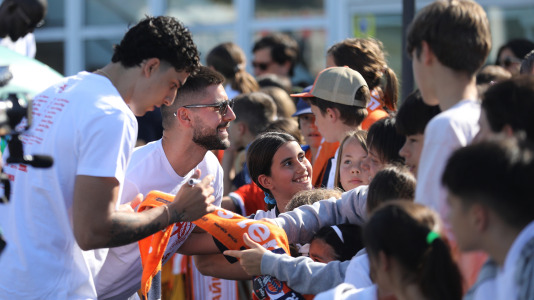La marea naranja se dio cita en la explanada del Palacio de los Deportes de Riazor para festejar junto al equipo