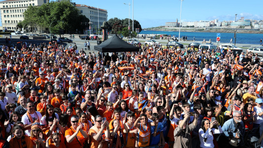 La marea naranja se dio cita en la explanada del Palacio de los Deportes de Riazor para festejar junto al equipo
