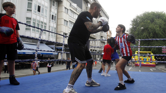 El entorno del estadio de Riazor y las playas acogieron una amplia variedad de actividades