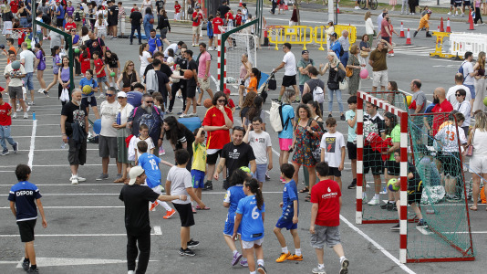 El entorno del estadio de Riazor y las playas acogieron una amplia variedad de actividades