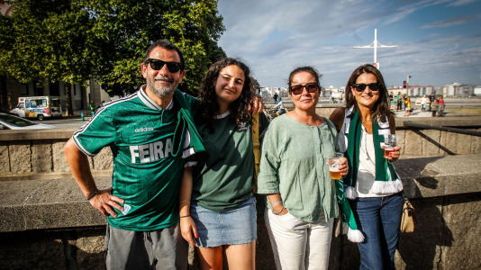 Fiesta completa en el Palacio, con gran ambiente en la previa y celebración en las gradas