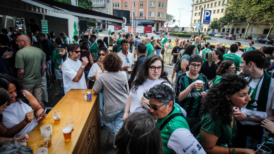 Fiesta completa en el Palacio, con gran ambiente en la previa y celebración en las gradas