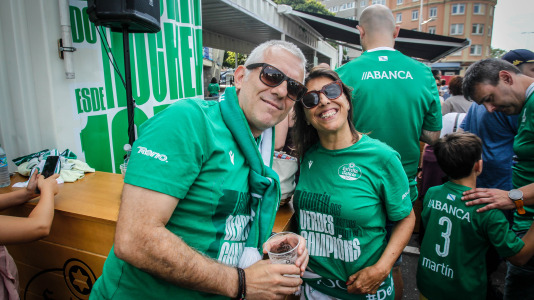 Fiesta completa en el Palacio, con gran ambiente en la previa y celebración en las gradas