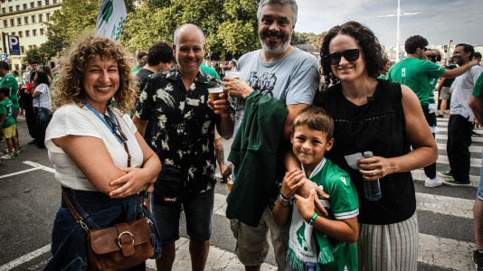 Fiesta completa en el Palacio, con gran ambiente en la previa y celebración en las gradas