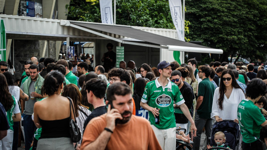 Fiesta completa en el Palacio, con gran ambiente en la previa y celebración en las gradas