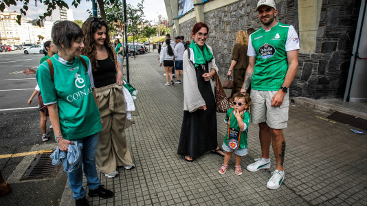 Fiesta completa en el Palacio, con gran ambiente en la previa y celebración en las gradas