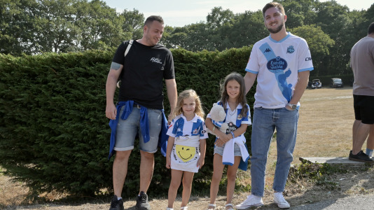 Cientos de seguidores animaron al equipo blanquiazul en A Magdalena
