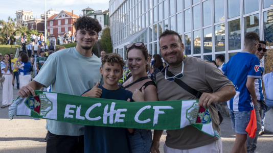 Hubo gran ambiente en la previa del Deportivo-Elche a pesar de ser lunes