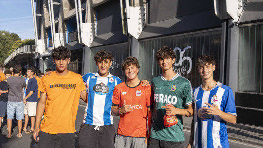 Hubo gran ambiente en la previa del Deportivo-Elche a pesar de ser lunes