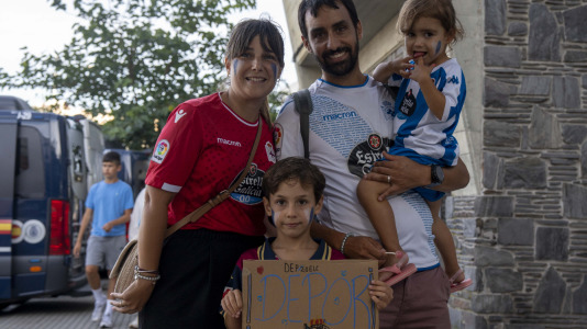 Hubo gran ambiente en la previa del Deportivo-Elche a pesar de ser lunes