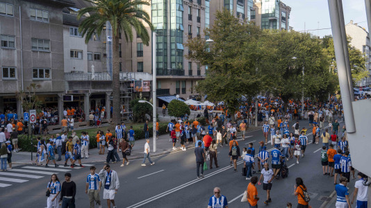 Hubo gran ambiente en la previa del Deportivo-Elche a pesar de ser lunes