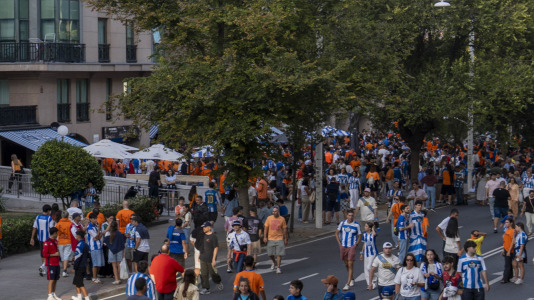 Hubo gran ambiente en la previa del Deportivo-Elche a pesar de ser lunes