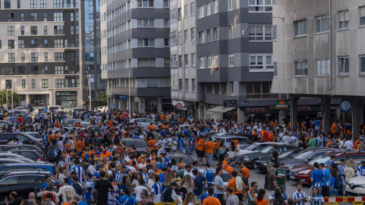 Hubo gran ambiente en la previa del Deportivo-Elche a pesar de ser lunes