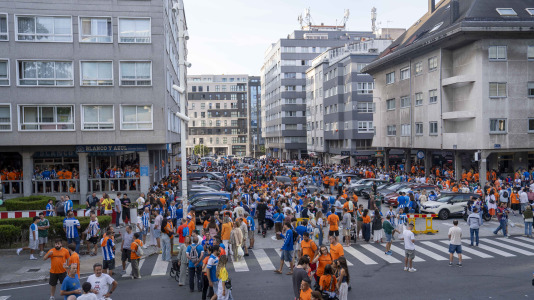 Hubo gran ambiente en la previa del Deportivo-Elche a pesar de ser lunes