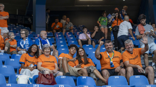 Numerosos aficionados cambiaron el naranja por el blanquiazul