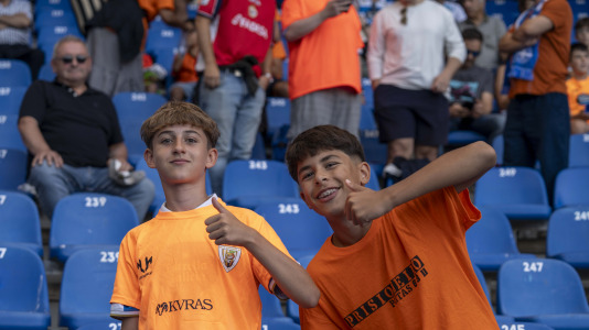 Numerosos aficionados cambiaron el naranja por el blanquiazul