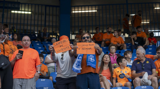 Numerosos aficionados cambiaron el naranja por el blanquiazul