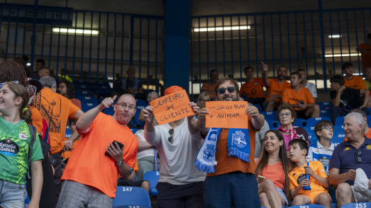 Numerosos aficionados cambiaron el naranja por el blanquiazul