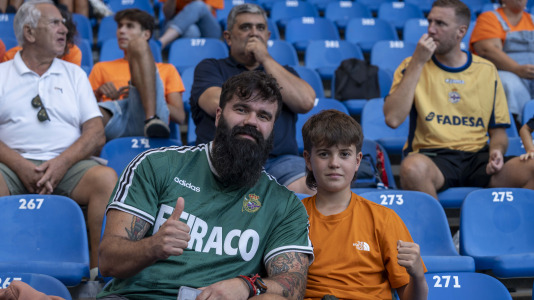 Numerosos aficionados cambiaron el naranja por el blanquiazul