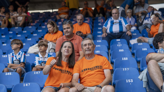 Numerosos aficionados cambiaron el naranja por el blanquiazul