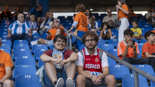 Numerosos aficionados cambiaron el naranja por el blanquiazul
