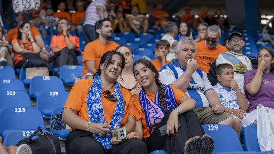 Numerosos aficionados cambiaron el naranja por el blanquiazul