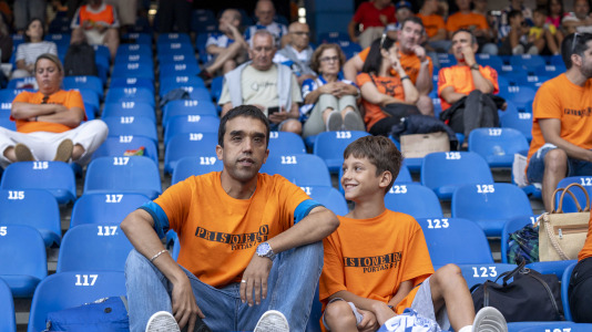 Numerosos aficionados cambiaron el naranja por el blanquiazul