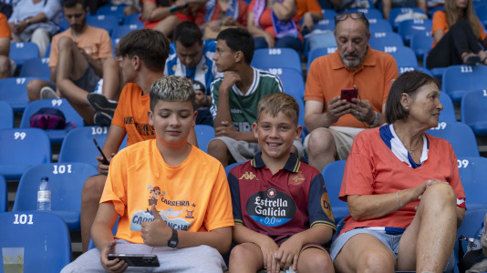Numerosos aficionados cambiaron el naranja por el blanquiazul