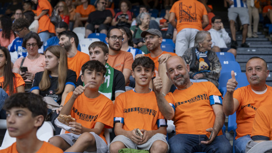 Numerosos aficionados cambiaron el naranja por el blanquiazul