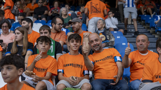 Numerosos aficionados cambiaron el naranja por el blanquiazul