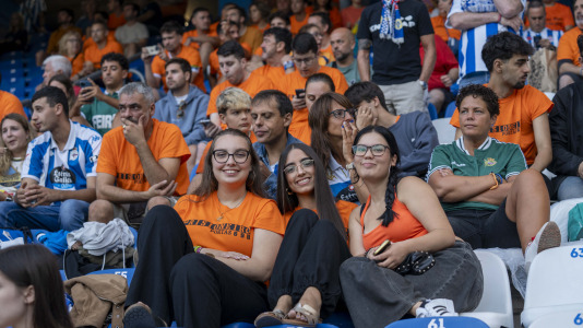 Numerosos aficionados cambiaron el naranja por el blanquiazul