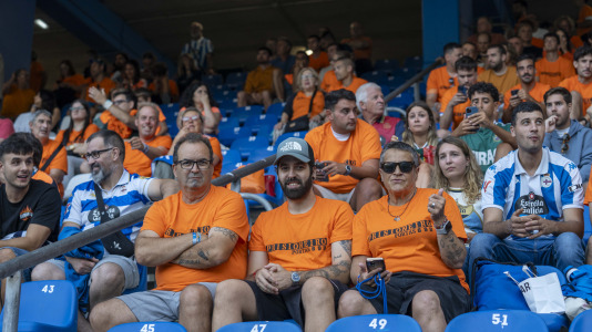 Numerosos aficionados cambiaron el naranja por el blanquiazul